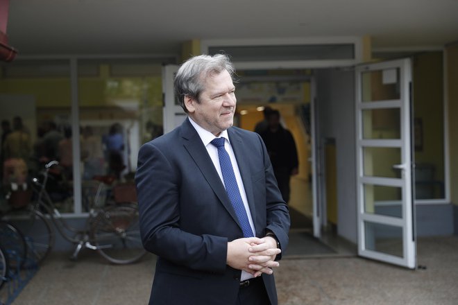 Minister za izobraževanje, znanost in šport Igor Papič je obiskal Osnovno šolo Vič in se udeležil prireditve ob sprejemu prvošolcev. FOTO: Leon Vidic/Delo
