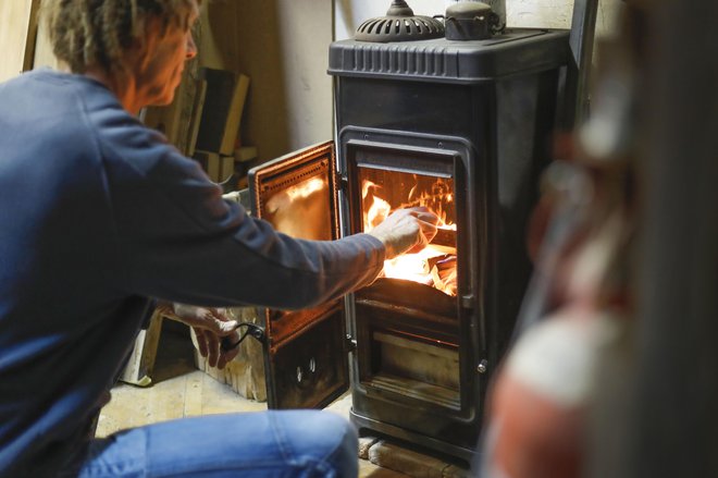 Velik del kupcev si letos prizadeva zagotoviti zadostne količine energenta, drugi pa se trudijo poiskati alternativen način ogrevanja. FOTO: Leon Vidic/Delo
