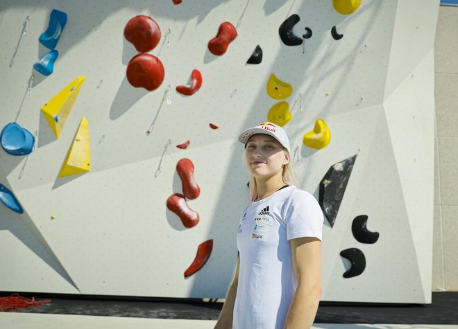 Janja Garnbret pred umetno steno v Kopru, s katero se bo spoprijela na tekmi za svetovni pokal v težavnosti. FOTO: Jože Suhadolnik
