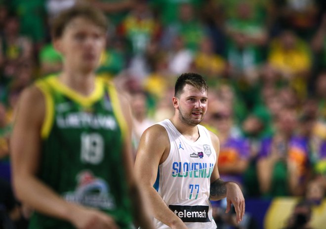 Luka Dončić je v zadnji četrtini razigral Mika Tobeyja in ključno prispeval k&nbsp;zmagi&nbsp;Slovencev&nbsp;kljub slabšemu strelskemu popoldnevu. FOTO: Thilo Schmuelgen/Reuters
