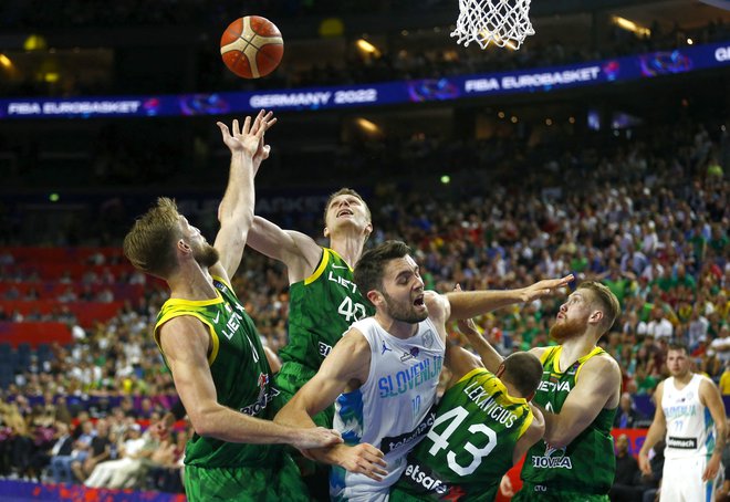 Mike Tobey se je uspešno ruval tudi s štirimi litovskimi košarkarji. Foto Thilo Schmuelgen/Reuters
