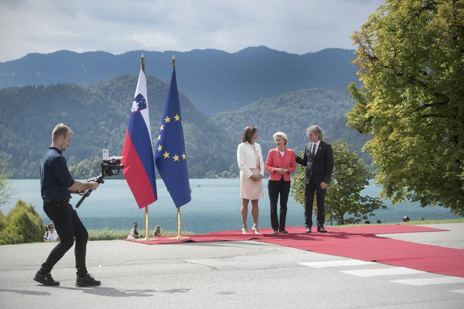 Prišla je predsednica komisije Ursula von der Leyen in vzneseno rekla: &raquo;Podpirali bomo Ukrajino, dokler bo potrebno.&laquo; FOTO: Jure Eržen/Delo
