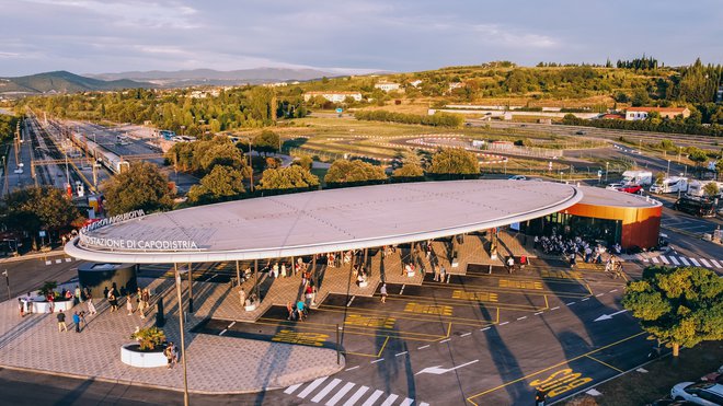 Nova avtobusna postaja je še zmeraj povsem blizu železniških peronov. Vprašanje je le, kdaj bo kaj več potniških vlakov povezalo Koper s svetom. FOTO: Jakob Bužan
