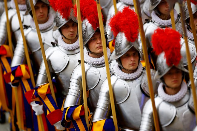 Na razpis za gardiste se lahko prijavijo neporočeni moški iz Švice, stari od 19 do 31 let. Biti morajo katoličani. FOTO: Guglielmo Mangiapane/Reuters
