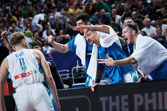 Košev Jake Blažiča so se razveselili tudi Goran in Zoran Dragić ter Žiga Dimec. FOTO: FIBA
