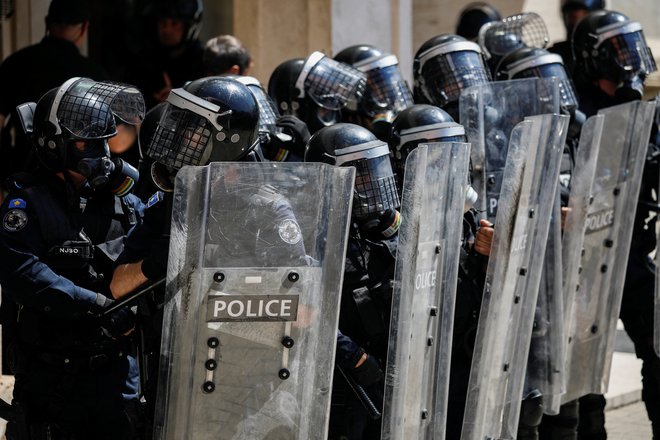 Smrtonosni izidi tudi sicer zelo nedolžnih konfliktov kažejo, da se ljudje ne bojijo pretirano policije in pravosodnega sistema. FOTO: Florion Goga/Reuters
