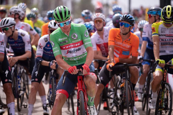 Mads Pedersen v zeleni majici&nbsp;je bil še pred štartom 13. etape favorit za današnjo zmago. FOTO:&nbsp;Jorge Guerrero Afp
