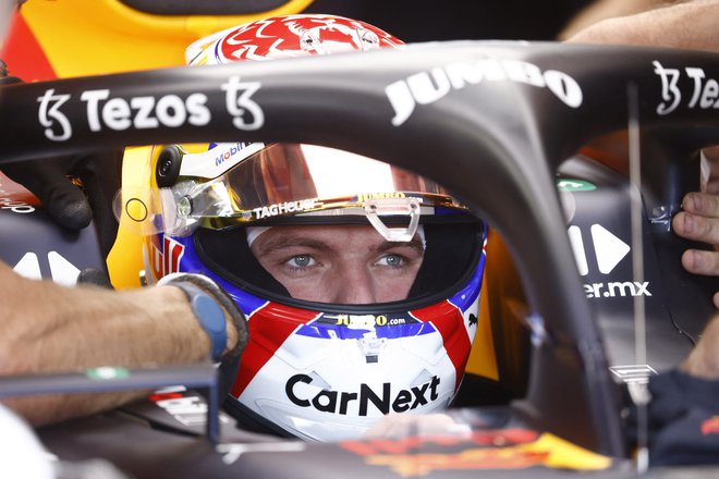 Max Verstappen v Zandvoortu dirka s čelado, kakršno je imel svojčas njegov oče Jos. FOTO: Yves Herman/Reuters
