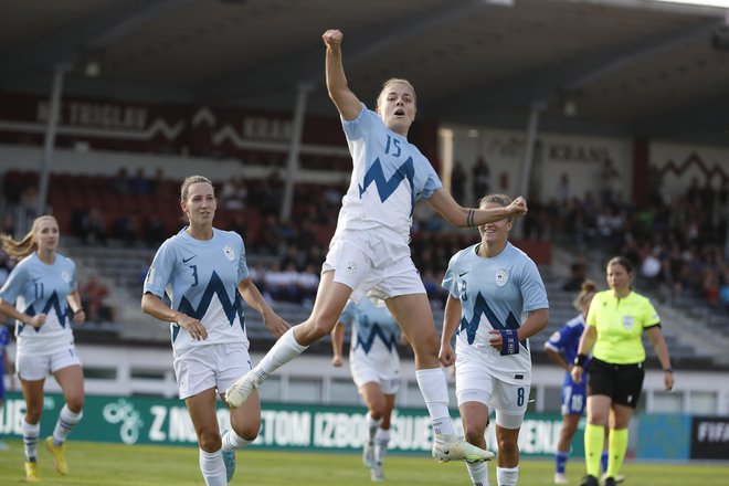 Tako so se veselile prvega gola za Slovenijo strelka Sara Makovec in soigralke. FOTO: NZS

