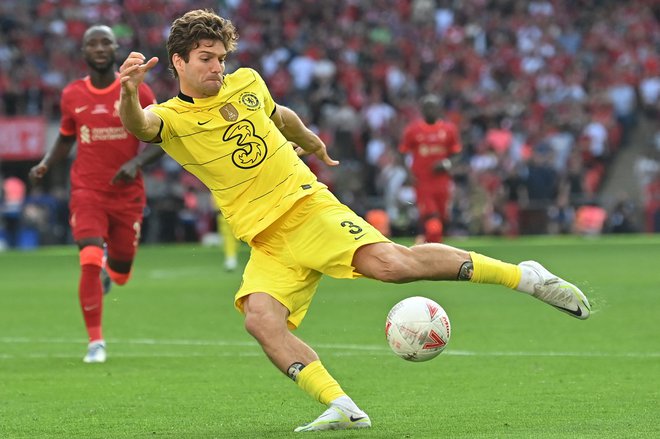 Marcos Alonso na drevišnji (21.00) tekmi s Sevillo še ne bo smel zaigrati za svoje nove&nbsp;delodajalce. FOTO: Glyn Kirk/AFP
