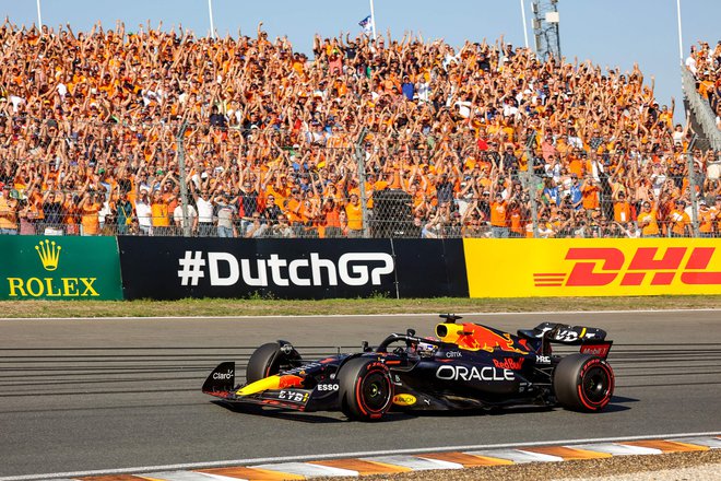 Max Verstappen je takole pozdravil evforične rojake na VN Nizozemske. FOTO: Kenzo Tribouillard/AFP
