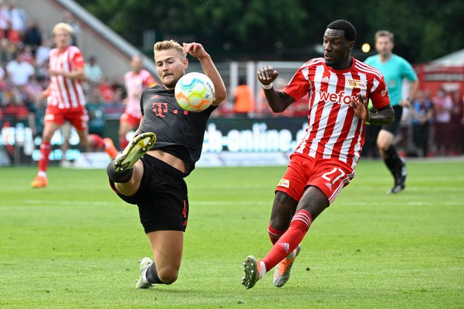 Bayernov Nizozemec Matthijs de Ligt (levo) je imel težko delo s&nbsp; Sheraldom Beckerjem. FOTO: Tobias Schwarz/AFP
