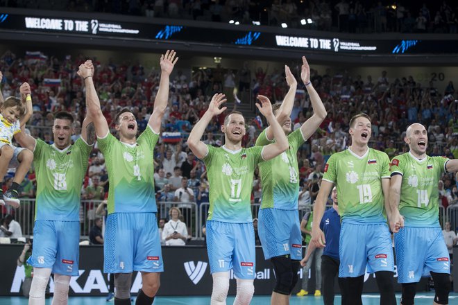 Slovenski odbojkarji so vnovič navdušili rojake v polni stožiški dvorani. FOTO: Jure Eržen
