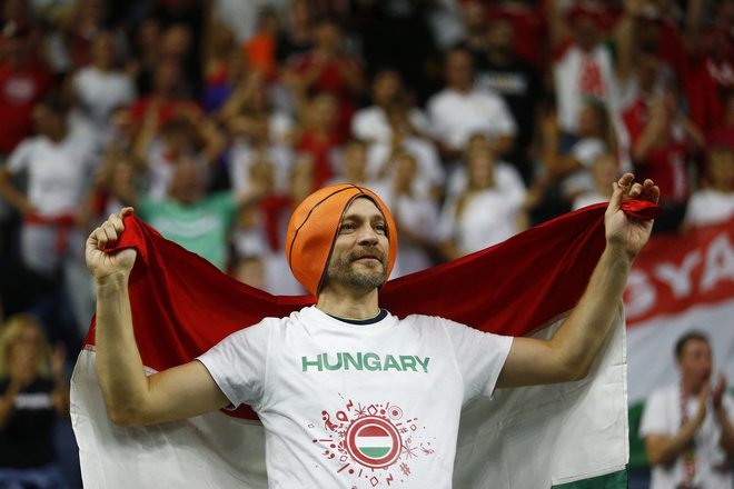 Ne le slovenski navijači, tudi madžarski uživajo v kölnski dvorani, ki je bila znova lepo zapolnjena. FOTO: Thilo Schmuelgen/Reuters
