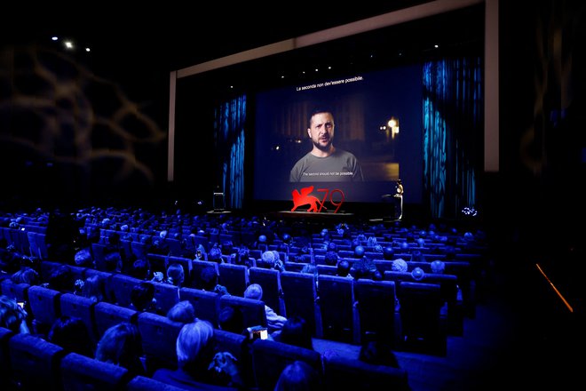 Govor Zelenskega udeležencem na Beneškem festivalu. FOTO:&nbsp; Guglielmo Mangiapane/Reuters
