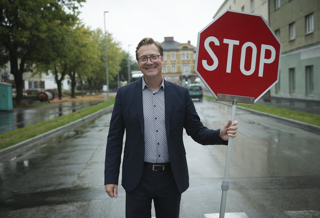 &raquo;V Sloveniji manjka državnikov. Imamo nekaj politikov, ki obvladajo politično obrt, žal pa jo obvladajo na način političnih delitev,&laquo; meni predsedniški kandidat Vladimir Prebilič​. FOTO: Jože Suhadolnik
