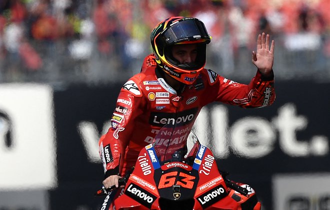 S četrto zaporedno zmago je Francesco Bagnaia pisal Ducatijevo zgodovino, a v skupnem seštevku za svetovno prvenstvo je prvak Fabio&nbsp;Quartararo še trdno v vodstvu. FOTO: Filippo Monteforte/AFP
