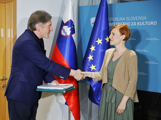 Nekdanjega ministra za kulturo dr. Vaska Simonitija je po aprilskih volitvah zamenjala Asta Vrečko. FOTO JOŽE SUHADOLNIK/DELO
