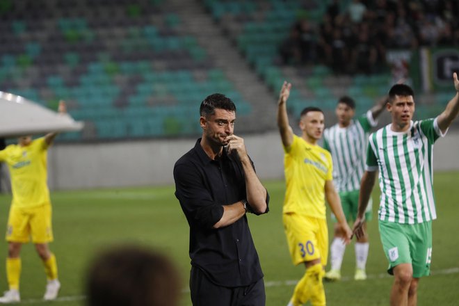 Olimpija pod taktirko Alberta Riere po poškodbi prvega vratarja Matevža Vidovška prejema zadetke, a kljub temu še naprej niza zmage. FOTO: Leon Vidic/Delo
