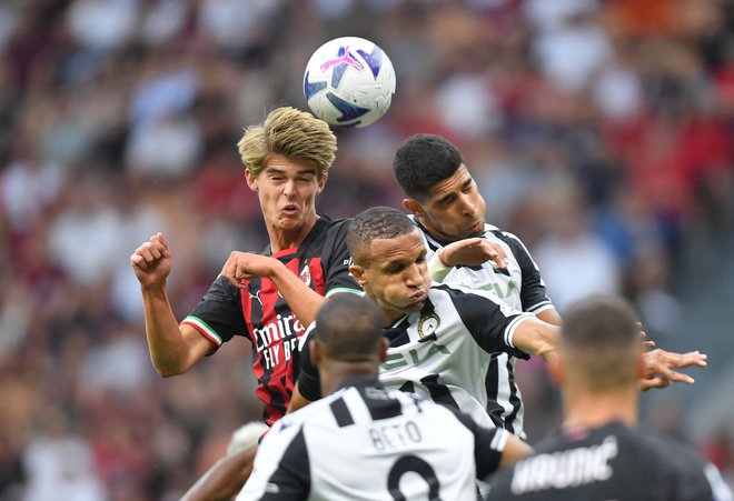 Prizor z avgustovskega obračuna AC Milana in Udineseja v Milanu. FOTO: Daniele Mascolo/Reuters
