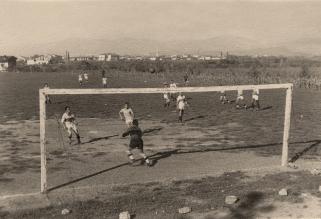 Nogometna tekma na novo zgrajenem mirenskem igrišču &raquo;Pr&#39; Štanti&laquo; pred drugo svetovno vojno. FOTO:&nbsp;Arhiv Petra Budina
