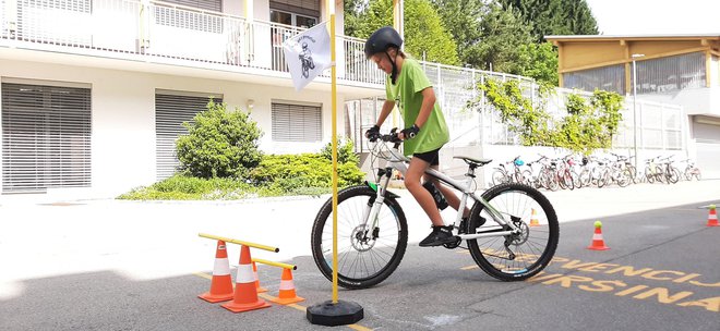 Za svoj trud, uspešno opravljene naloge in aktivno ozaveščanje o varnosti v prometu bodo sodelujoče šole nagrajene v maju 2023, ko bo potekala razglasitev zmagovalcev ter seveda podeljene zaslužene nagrade. FOTO: Varnonakolesu.si 
