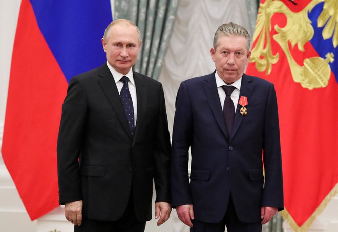 Prvi mož Lukoila Ravil Maganov je bil zadnji v nizu ruskih poslovnežev, ki so se letos poslovili od tega sveta. Na fotografiji z ruskim predsednikom Vladimirjem Putinom. FOTO: Mikhail Klimentyev/ Afp
