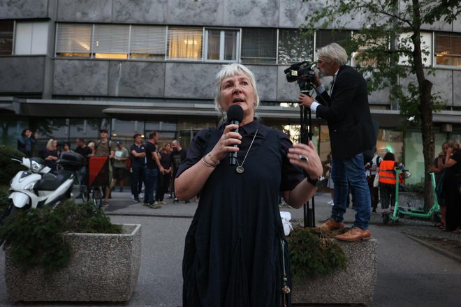 Univerzitetna predavateljica Sandra Bašić Hrvatin je dejala, da želijo s shodom tudi pokazati, kaj je javni medij. FOTO: Črt Piksi
