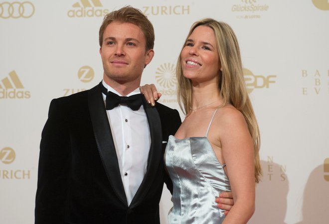 Nico Rosberg (na fotografiji z ženo Vivian) je zelo kritičen do Ferrarija. FOTO: Thomas Kienzle/AFP
