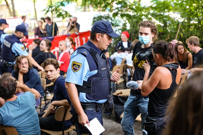 Participativno Ljubljansko Avtonomno cono na Linhartovi 43 so takoj po zasedbi obiskali policisti. FOTO:&nbsp;Črt Piksi
