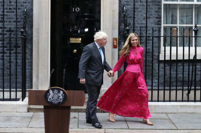 S soprogo Carrie sta bila do maja lani, ko sta se na skrivaj poročila, prva neporočena stanovalca v &shy;rezidenci britanskega ministrskega predsednika v zgodovini. FOTO: Adrian Dennis/AFP
