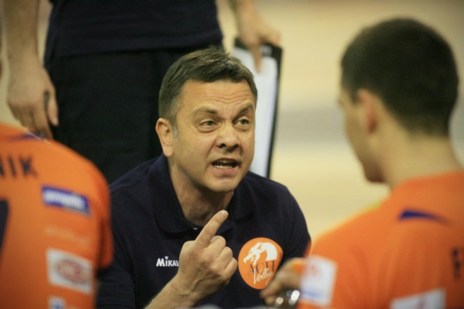 Črnogorec Igor Kolaković (na fotografiji) je leta 2012 še sedel na klopi ACH Volleyja. FOTO: Uroš Hočevar/Delo
