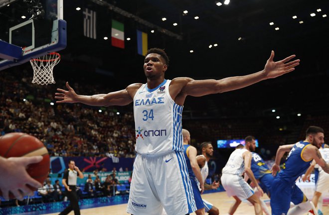 Giannis Antetokounmpo je navijače v dvorani Mediolanum Forum v Milanu večkrat dvignil na noge.&nbsp;FOTO: Alessandro Garofalo/Reuters
