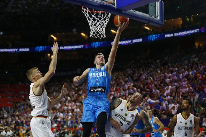 Goran Dragić je prvič začel tekmo na EP in pokazal mojstrstvo z 18 točkami. FOTO: Thilo Schmuelgen/Reuters
