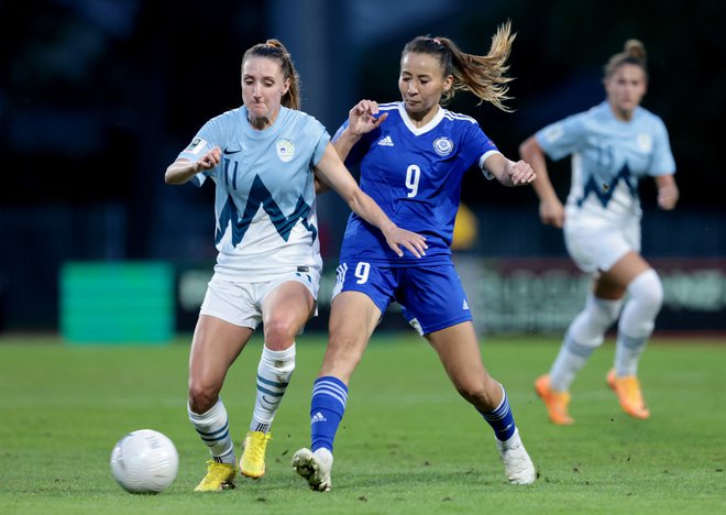 Namesto zgodovinskega uspeha Slovenk (na fotografiji levo Lara Prašnikar med tekmo s Kazahstanom v Kranju) so se zgodovinskega podviga veselile Valižanke. FOTO: Borut Živulović/Reuters
