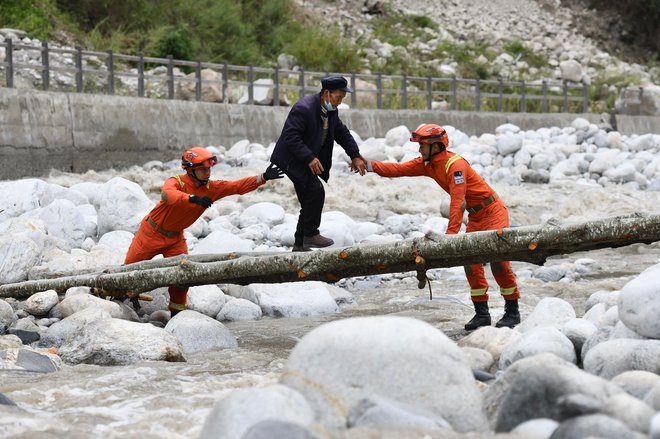 Reševalci na delu. FOTO: AFP
