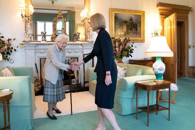Kraljica je na dvorcu Balmoral na Škotskem najprej sprejela dosedanjega premierja Borisa Johnsona, ki jo je obvestil o svojem odstopu. Sledil je sprejem Liz Truss, ki je s tem postala nova premierka, že petnajsta v 70-letni vladavini Elizabete II. Foto: Jane Barlow/Afp
