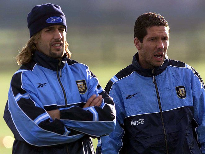 Gabriel Batistuta (levo) in Diego Simeone, ko sta še nosila dres argentinske reprezentance in se v Londonu pripravljala na prijateljsko tekmo z Anglijo. FOTO:&nbsp;Kieran Doherty/Reuters
