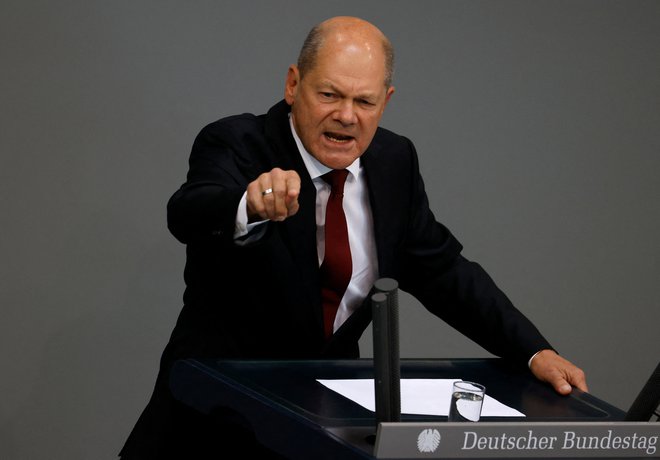 Nemški kancler Olaf Scholz je v splošni razpravi v parlamentu poudaril, da so vlade pod vodstvom CDU tiste, ki so Nemčijo pripeljale v energetsko krizo. FOTO:&nbsp;Michele Tantussi/REUTERS
