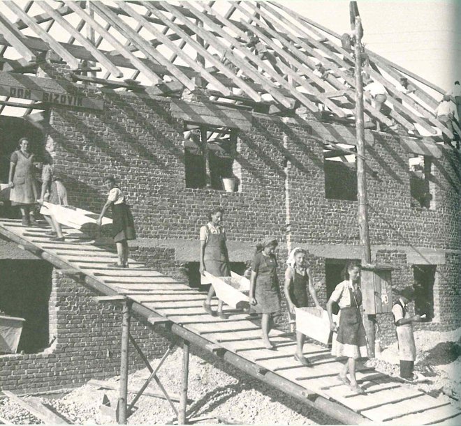 Gradnja doma v Bizoviku, avgust 1948 FOTO: iz knjige Skupno v skupnosti
