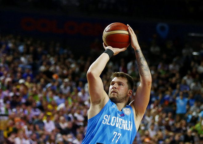 Luka Dončić je v prvem polčasu natresel Francozom neverjetnih 27 točk. FOTO: Thilo Schmuelgen/Reuters
