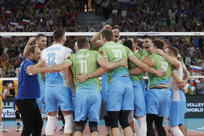 Slovenski odbojkarji so se takole veselili zgodovinskega preboja v polfinale svetovnega prvenstva. FOTO: Leon Vidic/Delo
