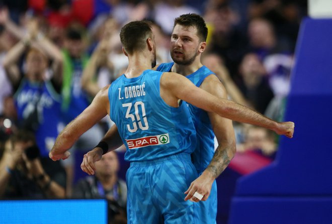 Zoran Dragić in Luka Dončić med&nbsp;dvobojem s Francijo, ki je bil za slovensko reprezentanco zadnji v Kölnu pred selitvijo v Berlin. FOTO:&nbsp;Thilo Schmuelgen/Reuters
