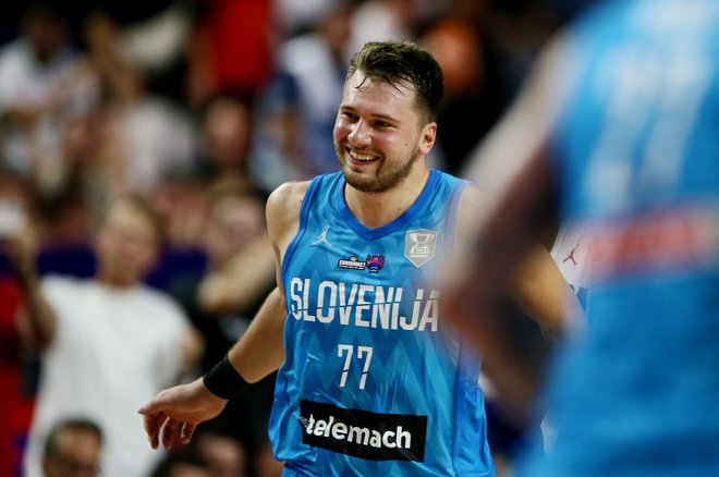 Luka Dončić je nevaren, ko ga tekmeci ali sodniki razjezijo, a prav tako, ko se smehlja. FOTO: Thilo Schmuelgen/Reuters
