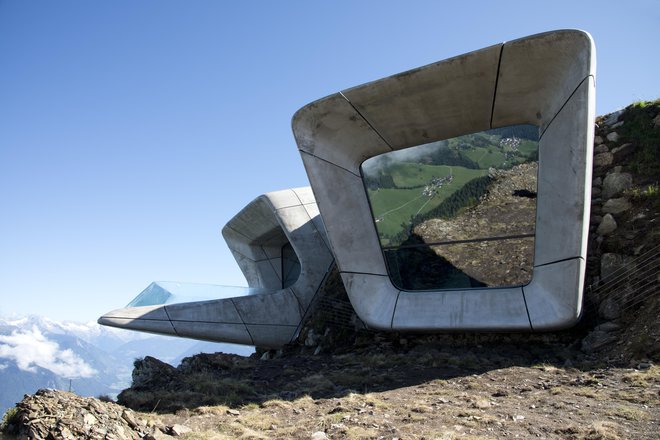 Šesti in najsodobnejši, MMM Corones, muzej na priljubljenem smučišču Kronplatz je načrtovala znana iraško-britanska arhitektka Zaha Hadid.&nbsp;FOTO:&nbsp;Georg Tappeiner&nbsp;
