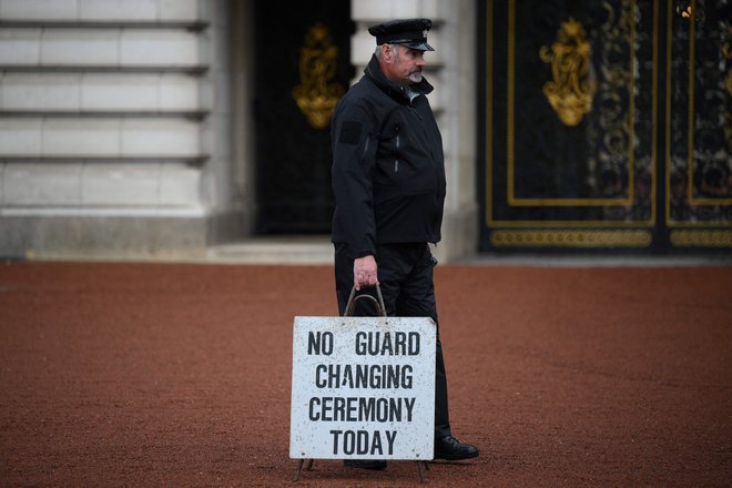 Pred Buckinghamsko palačo so odpovedali tudi tradicionalno ceremonijo zamenjave straže. FOTO: Daniel Leal/AFP
