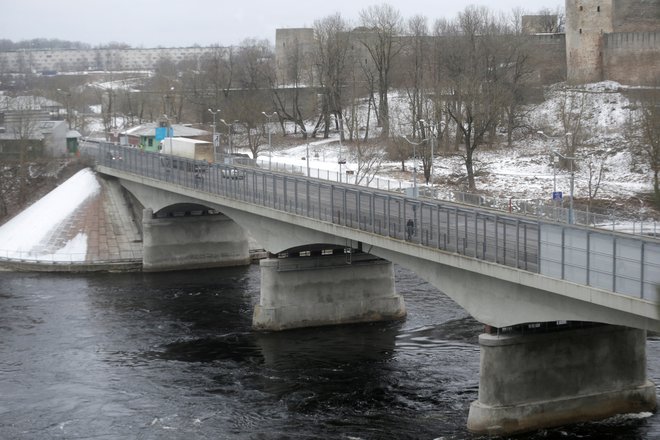 Most čez reko Narvo, ki&nbsp;tvori mejo med Estonijo in Rusijo. FOTO: Ints Kalnins/Reuters
