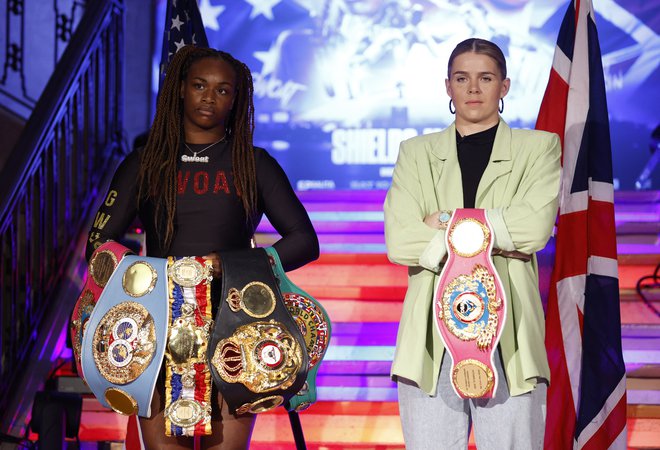 Claressa Shields in Savannah Marshall napovedujeta spektakularen dvoboj. FOTO: Peter Cziborra/Reuters
