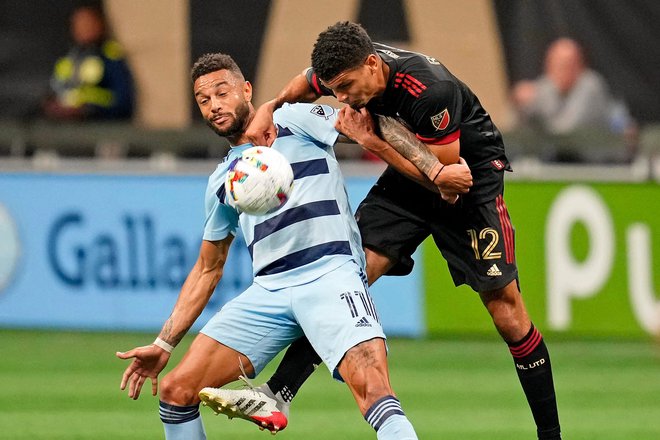 Miles Robinson (desno) med dvobojem s Sporting Kansas Cityjem februarja letos.&nbsp;FOTO: Dale Zanine/USA Today Sports
