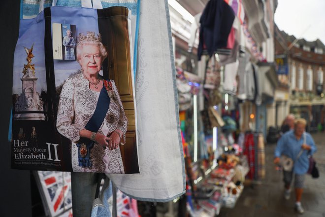 Bolj ko je naraščala zaskrbljenost glede zdravja britanske monarhinje, bolj je v bilo v ospredju vprašanje, kaj se bo zgodilo po njeni smrti. FOTO: Hannah Mckay/Reuters
